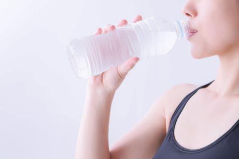 水を飲む女性の写真です。